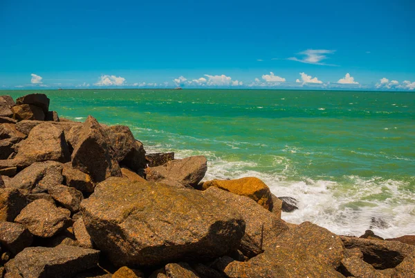 レシフェ、ペルナンブコ、ブラジル:岩とターコイズブルーの海の景色を望む美しい風景. — ストック写真