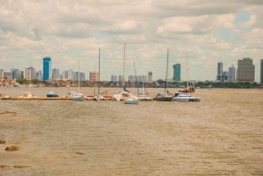 Brezilya'nın Pernambuco kentindeki tarihi Recife kentinin silueti Capibaribe nehri ile çevrilidir. Recife, Pernambuco, Brezilya