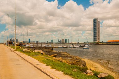 Brezilya'nın Pernambuco kentindeki tarihi Recife kentinin silueti Capibaribe nehri ile çevrilidir. Recife, Pernambuco, Brezilya
