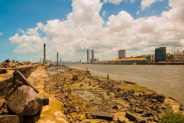 Gökdelen. Brezilya'nın Pernambuco kentindeki tarihi Recife kentinin silueti Capibaribe nehri ile çevrilidir. Recife, Pernambuco, Brezilya