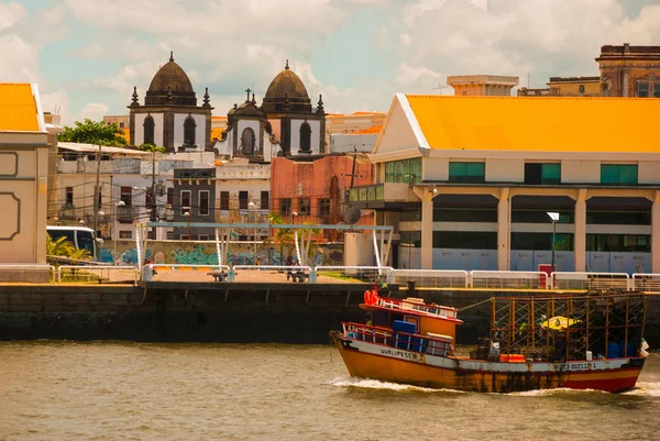 Recife, Pernambuco, Brasilien: Recife, huvudstaden i Brasiliens nordöstra delstaten Pernambuco, kännetecknas av sina många floder, broar, kobbar och halvöar. — Stockfoto