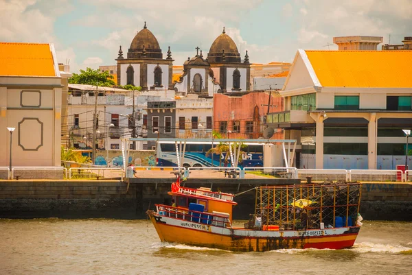 Recife, pernambuco, brasilien: recife, die Hauptstadt des nordöstlichen brasilianischen Bundesstaates Pernambuco, zeichnet sich durch viele Flüsse, Brücken, Inselchen und Halbinseln aus.. — Stockfoto