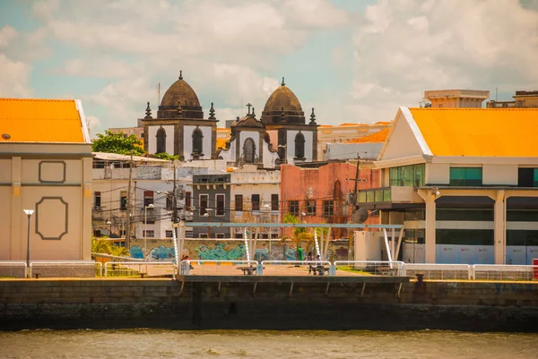 Recife, Pernambuco, Brasilien: Recife, huvudstaden i Brasiliens nordöstra delstaten Pernambuco, kännetecknas av sina många floder, broar, kobbar och halvöar. — Stockfoto