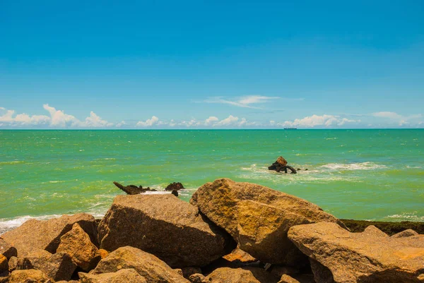 RICEDI, PERNAMBUCO, BRASILE: Bellissimo paesaggio con vista sulle rocce e sul mare turchese . — Foto Stock