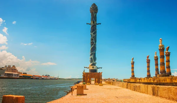 Recife, Pernambuco, Brezilya: Heykel parkı. Ünlü Brezilyalı heykeltıraş Francisco Brennand'ın eşsiz eserlerinin yer aldığı bir resifin üzerindeki Haborside parkı.