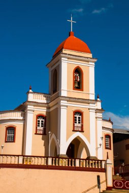 Sao Joao Del Rei, Minas Gerais: Eski kenttegüzel bir klasik kiliseye bakan manzara