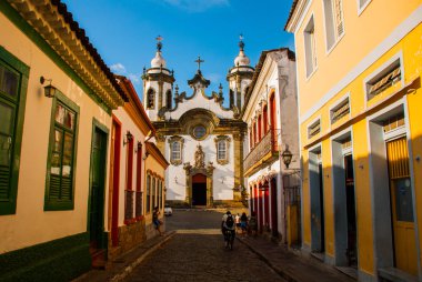 Sao Joao del Rei'deki Nossa Senhora do Pilar kilisesinin sokak manzarası, Minas Gerais, Brezilya