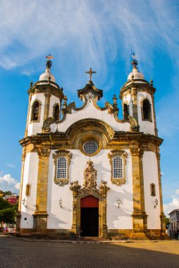 Sao Joao del Rei'deki Nossa Senhora do Pilar kilisesinin sokak manzarası, Minas Gerais, Brezilya