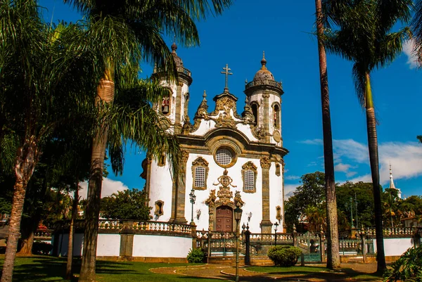 圣若昂德尔雷，米纳斯吉拉斯，巴西：圣弗朗西斯科德阿西斯教堂，农村殖民城镇圣若昂德尔雷的主要教堂之一. — 图库照片