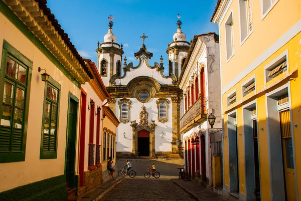 Sao Joao del Rei, Minas Gerais, Brezilya: Sao Joao del Rei'deki Nossa Senhora do Pilar kilisesinin sokak manzarası, Brezilya