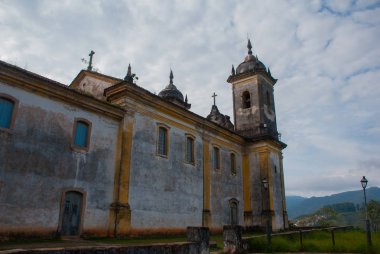 Ouro Preto, Minas Gerais, Brezilya: Popüler bir turizm kasabasında Eski güzel Katolik Kilisesi. Unesco dünya mirası.