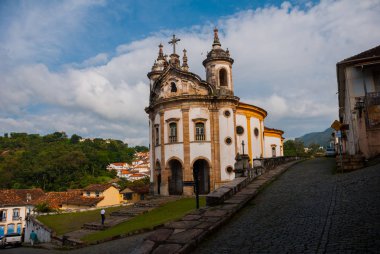 Ouro Preto, Minas Gerais, Brezilya: Assisi Saint Francis ünlü Kilisesi, Ouro Preto bir Rokoko Katolik kilisesi, Brezilya bulutlu bir gökyüzü gün