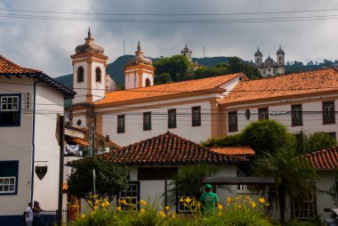 Ouro Preto, Minas Gerais, Brezilya: Eski şehirde sömürge mimari evler ve Katolik Kilisesi manzaralı güzel manzara