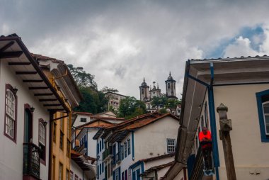 Ouro Preto, Minas Gerais, Brezilya: Eski şehirde sömürge mimari evler ve Katolik Kilisesi manzaralı güzel manzara