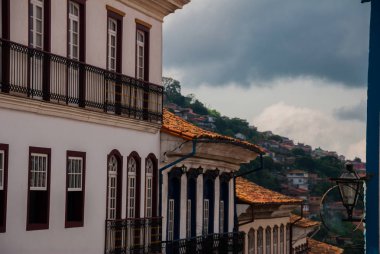 Ouro Preto, Minas Gerais, Brezilya: Eski şehir merkezinde eski sömürge evleri. Unesco dünya mirası