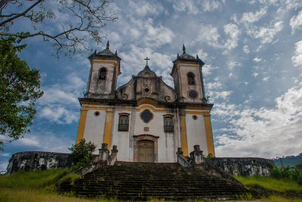 Ouro Preto, Minas Gerais, Brazylia: barokowy kościół. Stary piękny kościół katolicki w popularnym miasteczku turystycznym. Światowe dziedzictwo UNESCO. — Zdjęcie stockowe