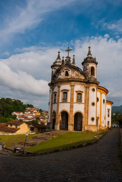 Ouro Preto, Minas Gerais, Brésil : La célèbre église Saint François d'Assise, une église catholique Rococo à Ouro Preto, Brésil dans un ciel nuageux — Photo