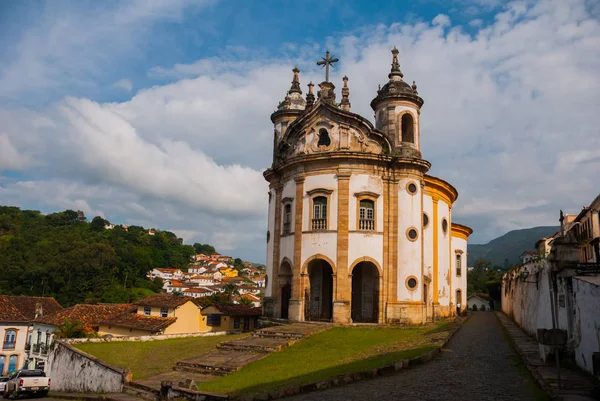 Ιος Πρέτο, Μηνά Γκερίς, Βραζιλία: η διάσημη εκκλησία του Αγίου Φραγκίσκου της Ασίζης, μια καθολική εκκλησία του ροκοκό στο ουρο Πρέτο, στη Βραζιλία, σε μια συννεφιασμένη ημέρα του ουρανού — Φωτογραφία Αρχείου