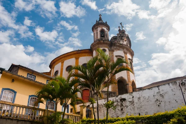 巴西米纳斯吉拉斯州乌罗普雷托：阿西西圣弗朗西斯教堂，巴西欧罗普雷托的罗科天主教堂，在多云的天空中 — 图库照片