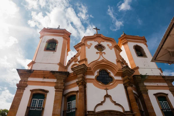 Ouro Preto, Minas Gerais, Brazylia: stary piękny kościół katolicki w popularnym miasteczku turystycznym. Światowe dziedzictwo UNESCO. — Zdjęcie stockowe