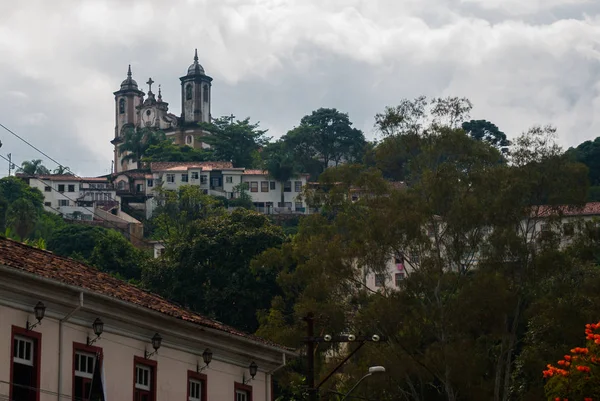 Ouro Preto, Minas Gerais, Brasilien: vackert landskap med utsikt över koloniala arkitektur hus och katolska kyrkan i gamla stan — Stockfoto