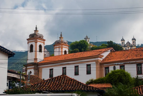 Ouro Preto, Minas Gerais, Brezilya: Eski şehirde sömürge mimari evler ve Katolik Kilisesi manzaralı güzel manzara — Stok fotoğraf