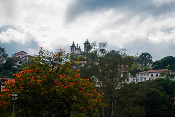 Ouro Preto, Minas Gerais, Brasil: Hermoso paisaje con vistas a las casas de arquitectura colonial y la Iglesia Católica en el casco antiguo —  Fotos de Stock