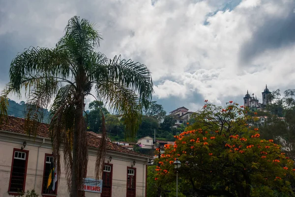Ouro Preto, Minas Gerais, Brazylia: piękny krajobraz z widokiem na kolonialne domy architektoniczne i Kościół katolicki na starym mieście — Zdjęcie stockowe