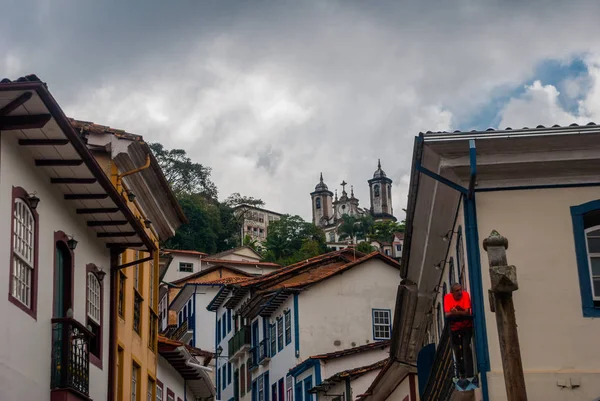 Ouro Preto, Minas Gerais, Brezilya: Eski şehirde sömürge mimari evler ve Katolik Kilisesi manzaralı güzel manzara — Stok fotoğraf