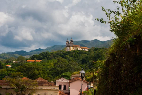 Ouro Preto, Minas Gerais, Brésil : Beau paysage avec vue sur les maisons d'architecture coloniale et l'église catholique dans la vieille ville — Photo