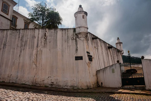 Fortificación antigua e histórica en la arquitectura colonial en Ouro Preto, Brasil — Foto de Stock