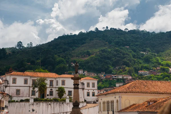 Ouro Preto, Minas Gerais, Brasil: Casas coloniais antigas no centro da cidade velha. Património Mundial da UNESCO — Fotografia de Stock