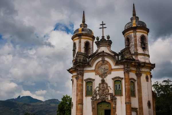 Vue de l'église baroque historique Igreja Sao Francisco de Assis, Ouro Preto, Minas Gerais, Brésil — Photo