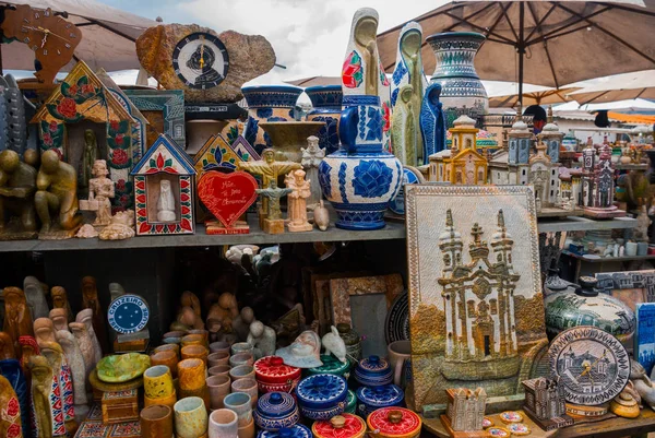 Sokaktaki bir halk pazarında el sanatları satışı. Minas Gerais'deki Ouro Preto Şehri, Brezilya.