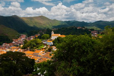 Ouro Preto, Minas Gerais, Brezilya: Eski şehir merkezinde eski sömürge evleri. Unesco dünya mirası