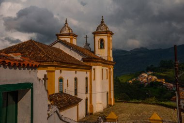 Ouro Preto, Minas Gerais, Brezilya: Popüler bir turizm kasabasında Eski güzel Katolik Kilisesi. Unesco dünya mirası.
