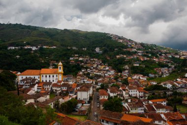Ouro Preto, Minas Gerais, Brezilya: Eski kentteki evlerin ve Katolik Kilisesi'nin sömürge mimarisine bakan güzel manzaranın panoramaları