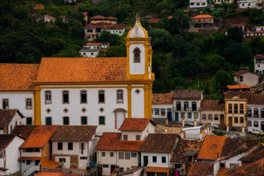 Ouro Preto, Minas Gerais, Brezilya: Eski kentteki evlerin ve Katolik Kilisesi'nin sömürge mimarisine bakan güzel manzaranın panoramaları