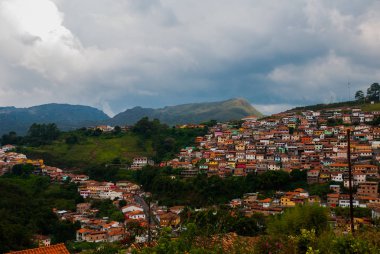 Ouro Preto, Minas Gerais, Brezilya: Eski kentteki evlerin ve Katolik Kilisesi'nin sömürge mimarisine bakan güzel manzaranın panoramaları