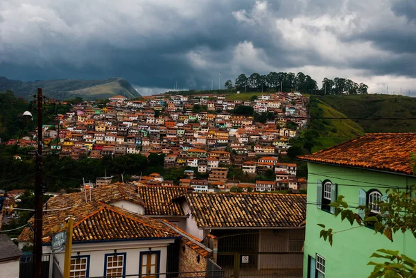 Ouro Preto, Minas Gerais, Brazylia: panoram pięknej scenerii z widokiem na kolonialną architekturę domów i Kościół katolicki na starym mieście — Zdjęcie stockowe