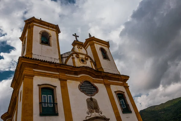 Ouro Preto, Minas Gerais, Brasil: Antiga e bela Igreja Católica em uma popular cidade turística. Património Mundial da UNESCO . — Fotografia de Stock