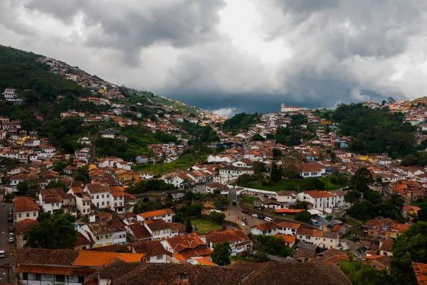 オレオ・プレト、ミナスジェライス、ブラジル:旧市街の植民地時代の建築とカトリック教会を見下ろす美しい風景のパノラマ — ストック写真