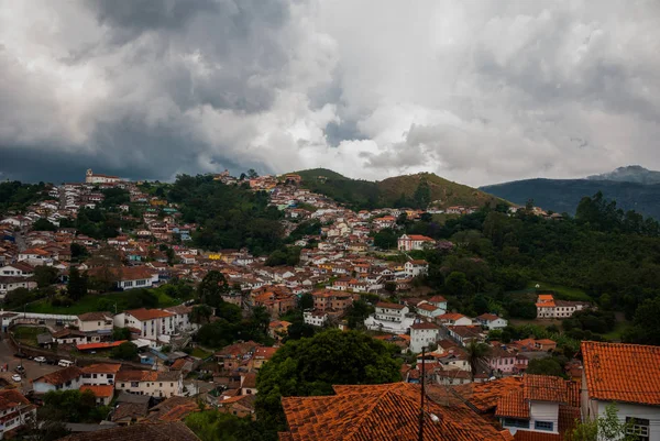 巴西米纳斯吉拉斯州欧罗普雷托：俯瞰老城区房屋和天主教堂的殖民建筑的美丽景观全景 — 图库照片