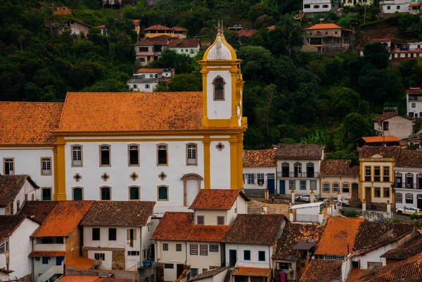 オレオ・プレト、ミナスジェライス、ブラジル:旧市街の植民地時代の建築とカトリック教会を見下ろす美しい風景のパノラマ — ストック写真