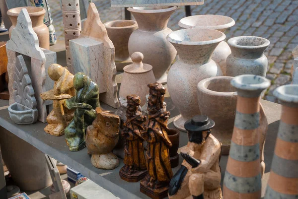 Vente d'artisanat sur un marché public dans la rue. Ville d'Ouro Preto à Minas Gerais, Brésil . — Photo