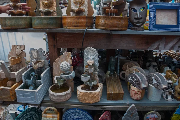 Verkoop van handwerk op een openbare markt op straat. Stad Ouro Preto in Minas Gerais, Brazilië. — Stockfoto