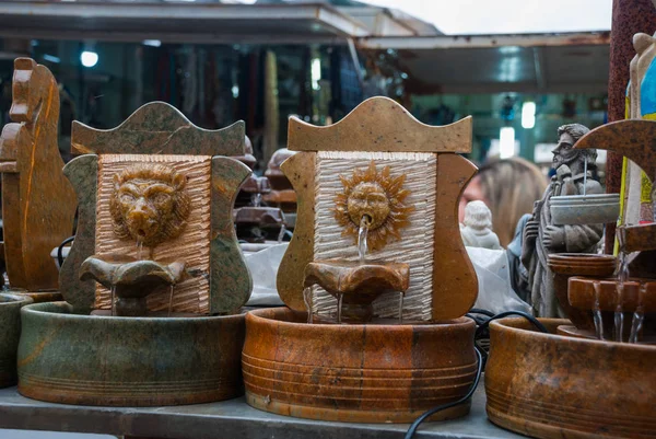 Venta de artesanías en un mercado público en la calle. Ciudad de Ouro Preto en Minas Gerais, Brasil . —  Fotos de Stock