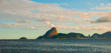 Botafogo Körfezi ve Urca bölgesinin üzerinde yer alan Sugarloaf Dağı, Pao de Acucar'ın klasik gündüz manzarası. Rio de Janeiro, Brezilya