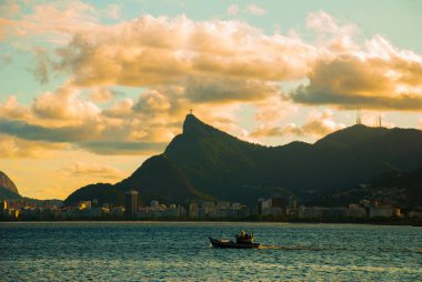 Rio De Janeiro, Brezilya: Ünlü Rio de Janeiro dönüm noktası - Corcovado dağda Kurtarıcı heykeli Mesih. Gün batımı manzaralı güzel manzara.