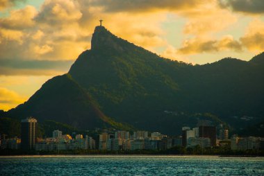 Rio De Janeiro, Brezilya: Ünlü Rio de Janeiro dönüm noktası - Corcovado dağda Kurtarıcı heykeli Mesih. Gün batımı manzaralı güzel manzara.